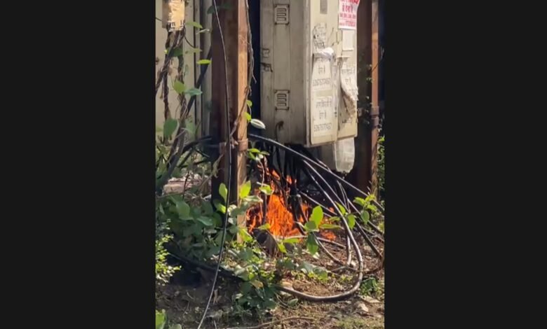 Arson: नेहरू नगर बिजली सब-स्टेशन के ट्रांसफार्मर में भीषण आग; केबल और बॉक्स जलकर खाक 1 Arson