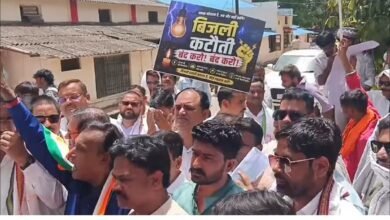 Congress Protest: भीषण गर्मी में बिजली कटौती पर कांग्रेस का हल्ला बोल, तिफरा बिजली कार्यालय का घेराव 2 Congress Protest