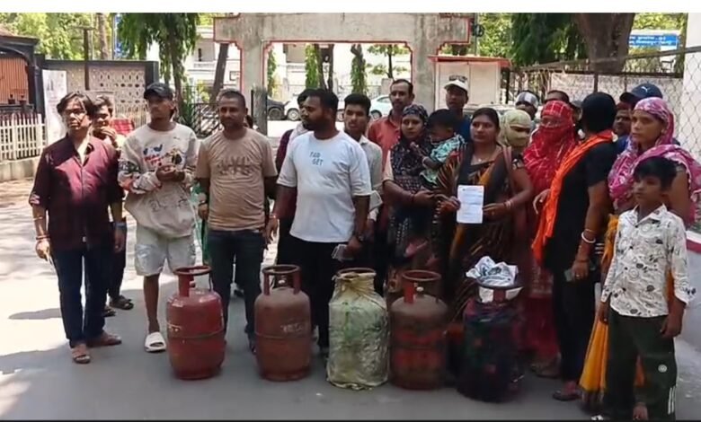 Gas Cylinder Black Marketing: बिलासपुर के बालाजी गैस एजेंसी में बड़ा फर्जीवाड़ा: बिना सिलेंडर मिले ही उपभोक्ताओं के खाते में आई सब्सिडी. 1 Gas Cylinder Black Marketing