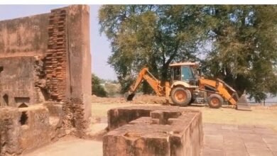 JCB's Assault on History: रतनपुर के ऐतिहासिक गज किला में कानून की धज्जियां उड़ाकर सीना चीर रही मशीनें... 2 JCB's Assault on History