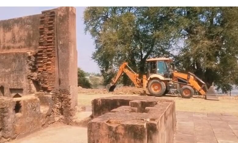 JCB's Assault on History: रतनपुर के ऐतिहासिक गज किला में कानून की धज्जियां उड़ाकर सीना चीर रही मशीनें... 1 JCB's Assault on History