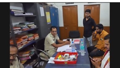 Policemen Line Attached: कोनी थाने में कबाड़ी की 'चाय-पे चर्चा' पड़ी महंगी; सोशल मीडिया पर फोटो वायरल होने के बाद दो पुलिसकर्मी लाइन अटैच 3 Policemen Line Attached