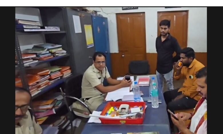 Policemen Line Attached: कोनी थाने में कबाड़ी की 'चाय-पे चर्चा' पड़ी महंगी; सोशल मीडिया पर फोटो वायरल होने के बाद दो पुलिसकर्मी लाइन अटैच 1 Policemen Line Attached