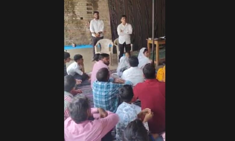 Religious Conversion: बिलासपुर में प्रार्थना सभा की आड़ में धर्मांतरण का खेल; प्रलोभन देकर धर्म परिवर्तन कराने के आरोप में 3 पर FIR दर्ज 1 Religious Conversion