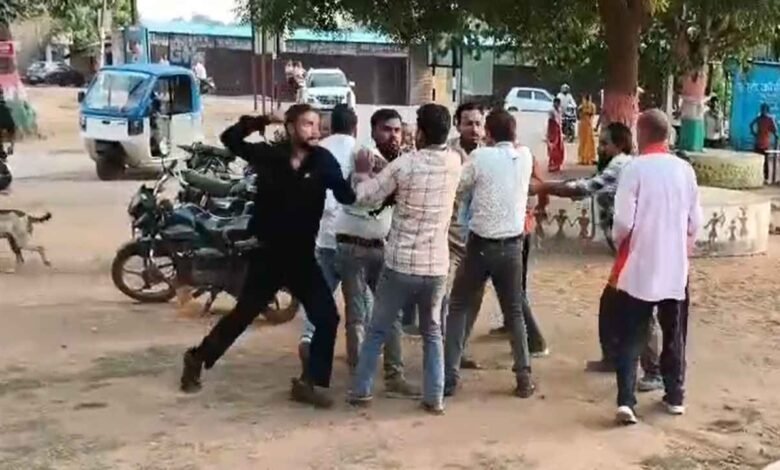 बलरामपुर तहसील परिसर में भिड़े दो पक्ष: सुनवाई के दौरान मारपीट, 18 लोगों पर केस दर्ज 1 Balrampur News, Wadrafnagar Tahsil, Court Hearing Clash, Land Dispute Case, Chhattisgarh News, Tahsil Office Fight, Court परिसर मारपीट, Police Case Registered, Government Work Obstruction, BNS Section 170, Viral Video News, Balrampur Police, Civil Court Dispute, Tehsildar Complaint, Courtroom Violence, Land Dispute Hearing, Chhattisgarh Latest News, Wadrafnagar News,
