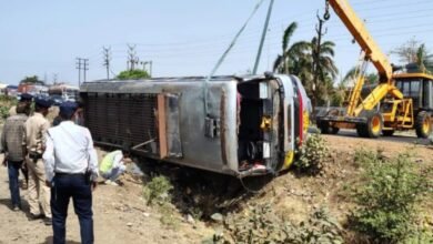 हाईवे पर पलटी देवास-बड़वाह रूट की बस, चालक समेत 3 घायल 6 Dewas Bus Accident, Barwah Route Bus, Madhya Pradesh News, Highway Accident, Passenger Bus Overturned, Road Accident, Bus Driver Injured, Traffic Police, Technical Fault,