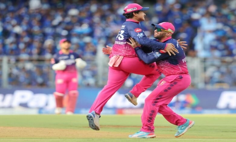 वैभव सूर्यवंशी ने फील्डिंग में रचा इतिहास, IPL का 8 साल पुराना रिकॉर्ड तोड़ा 1 Vaibhav Suryavanshi, IPL 2026, Rajasthan Royals, Mumbai Indians, Youngest Catch Record, IPL Record, Vaibhav Catch, IPL News, Chris Gayle Record, RR vs MI, Mujeeb Ur Rahman, IPL Playoffs,