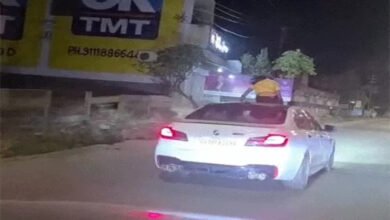 चलती BMW की सनरूफ पर युवती का डांस, वीडियो वायरल होने पर पुलिस ने कार जब्त की 4 image 5 12