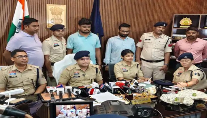 महिला से चेन लूटने वाला गिरफ्तार, चोरी का सोना खरीदने वाला सुनार भी पुलिस के शिकंजे में 1 image 5 2