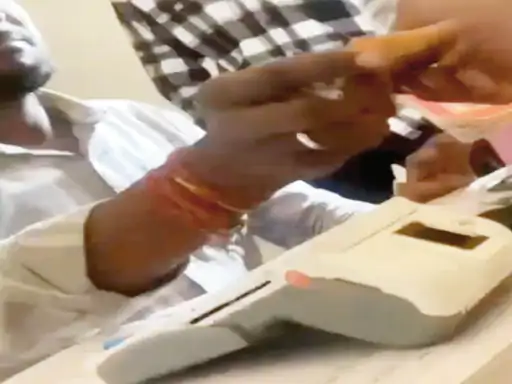 राशन की जगह नकद थमाने का खेल उजागर: गरीबों के हक के चावल में हेराफेरी, दुकानदार बोले- पैसे ले लो 1 orig 11 1 1778712450