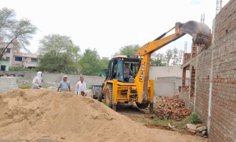 Bulldozer Action: अवैध प्लाटिंग पर निगम का एक्शन,निगम की टीम ने चलाया बुलडोजर... 1 Bulldozer Action