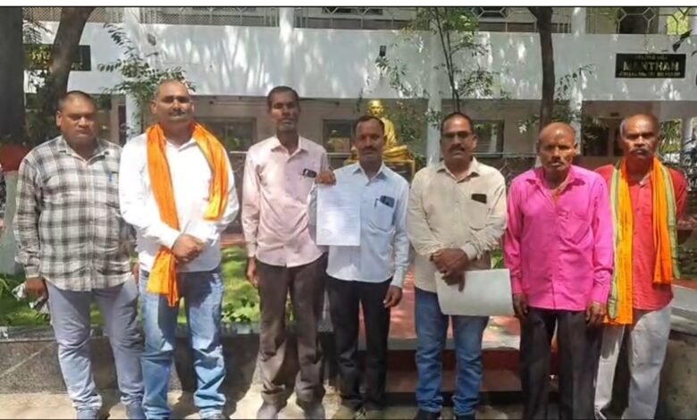 Farmers Submitted a Memorandum: सहकारी बैंक प्रबंधक पर मनमानी का आरोप, किसानों ने कलेक्टर से की हटाने की मांग 1 Farmers Submitted a Memorandum