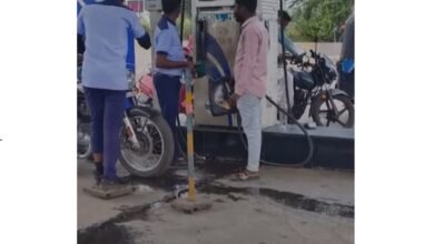 Viral Video:प्रशासन के नियमों की उड़ी धज्जियां,बिलासपुर के तिफरा में दिन-दहाड़े डिब्बे में दिया जा रहा पेट्रोल 2 Viral Video