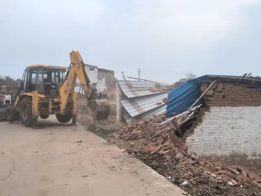 अतिक्रमण पर प्रशासन की बड़ी कार्रवाई: सरकारी और एनएच की जमीन से हटाए गए कब्जे, बुलडोजर से ढहाए निर्माण 1 अतिक्रमण