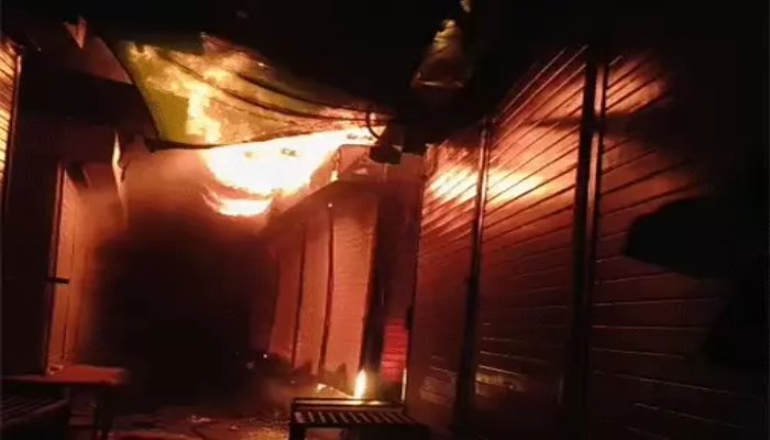 बिलासपुर में फिर भड़की आग, शनिचरी सब्जी मंडी की 15 दुकानें जलकर खाक 1 बिलासपुर
