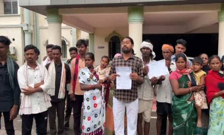 कवर्धा में राष्ट्रपति के दत्तक पुत्रों ने आबकारी अफसर पर लगाया झूठे केस में फंसाने का आरोप, उतरे प्रदर्शन में 1 छत्तीसगढ़ आबकारी विभाग, Tribal harassment allegations, Excise department controversy, Kawardha news, Chhattisgarh tribal issue,