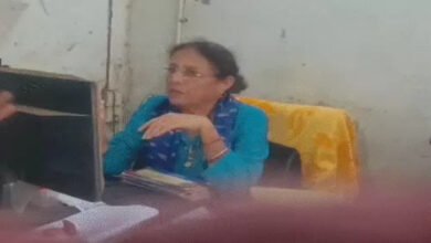 विधवा से मृत पति के खाते की रकम निकालने के लिए रिश्वत मांगने का आरोप, बैंक मैनेजर का वीडियो वायरल 2 image 24