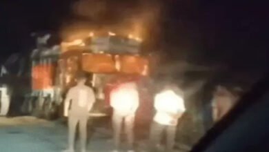 सड़क किनारे खड़े ट्रक से टकराई बाइक, तीन युवकों की मौत: आक्रोशित ग्रामीणों ने वाहन में लगाई आग 2 किनारे