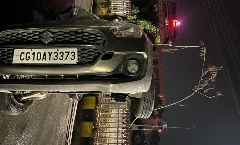 कार पलटी: मंगला-उसलापुर मार्ग पर अनियंत्रित कार पलटी, बड़ा हादसा टला 1 कार पलटी