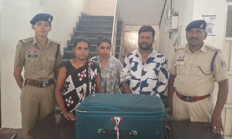 बच्चों की आड़ मे तस्करी