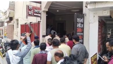 सील कार्रवाई: पुराना बस स्टैंड का 'रामेश्वर लॉज' हुआ सील, 'शर्मा लॉज' में छापेमारी के दौरान मिली अवैध सामग्री.... 2 सील कार्रवाई