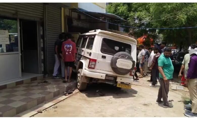 कार का कहर : सरकंडा में अनियंत्रित बोलेरो का कहर,कार-स्कूटी को रौंदा, दुकान में घुसी..... 1 कार का कहर
