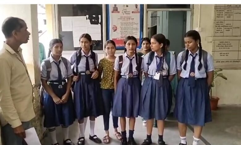 छात्राओं का आरोप