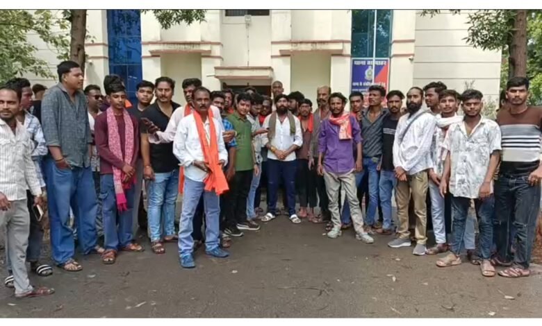 धर्मांतरण : प्रार्थना सभा में धर्मांतरण के आरोप से हंगामा, पुलिस ने संभाला मोर्चा 1 धर्मांतरण