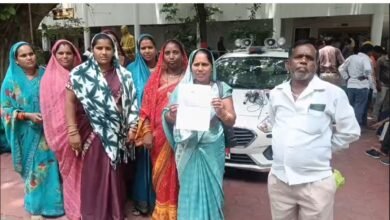 सचिव हटाओ मांग: मदनपुर में सचिव पर भ्रष्टाचार के आरोप, ग्रामीणों ने कलेक्टर से लगाई न्याय की गुहार। 3 सचिव हटाओ मांग