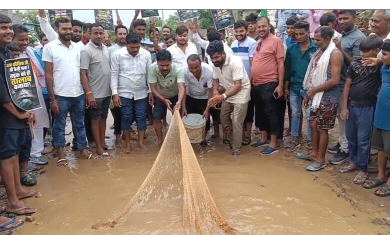 सड़क बना तालाब