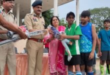 सराहनीय कार्य : पुलिस ग्राउंड में नन्हे खिलाड़ियों को मिली हॉकी किट 20 सराहनीय कार्य