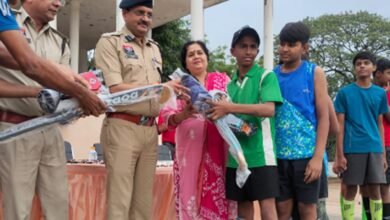 सराहनीय कार्य : पुलिस ग्राउंड में नन्हे खिलाड़ियों को मिली हॉकी किट 2 सराहनीय कार्य