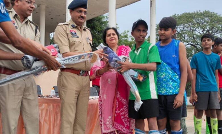 सराहनीय कार्य : पुलिस ग्राउंड में नन्हे खिलाड़ियों को मिली हॉकी किट 1 सराहनीय कार्य