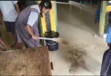स्कूली बच्चो ने लगाई झाड़ू