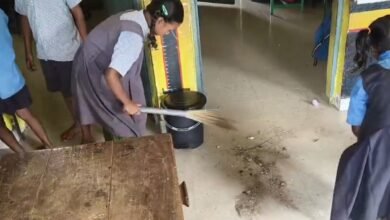 स्कूली बच्चो ने लगाई झाड़ू: बेलगहना के सरकारी स्कूल में बच्चों से लगवाई गई झाड़ू, शिक्षा व्यवस्था पर उठे सवाल 5 स्कूली बच्चो ने लगाई झाड़ू