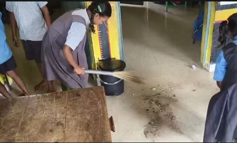 स्कूली बच्चो ने लगाई झाड़ू: बेलगहना के सरकारी स्कूल में बच्चों से लगवाई गई झाड़ू, शिक्षा व्यवस्था पर उठे सवाल 1 स्कूली बच्चो ने लगाई झाड़ू