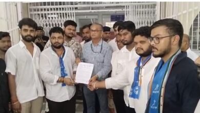 NSUI प्रदर्शन: 5 एकड़ जमीन आवंटन पर विश्वविद्यालय में बवाल, NSUI ने तोड़ा प्रशासनिक भवन का ताला.... 2 NSUI प्रदर्शन