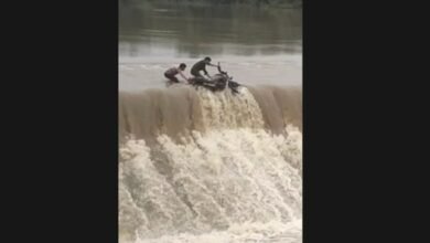 खतरे को न्योता: बाढ़ में भी नहीं मानी चेतावनी, एनिकट पार करते बाइक समेत नदी में बहे दो युवक 2 खतरे को न्योता