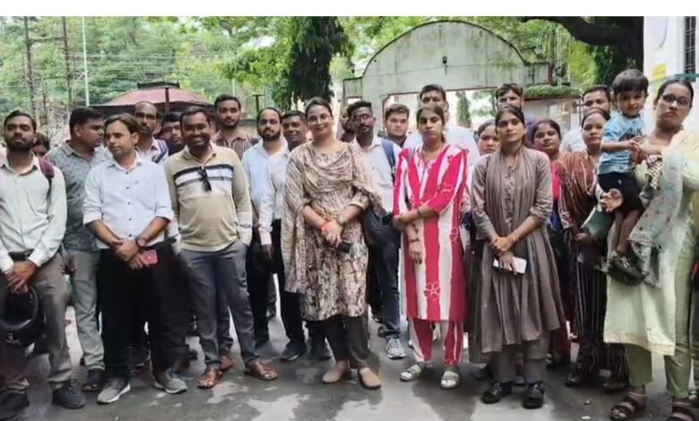 प्रशिक्षकों ने उठाई मांगें