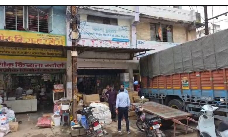 मिठाई दुकानों पर कार्रवाई: रक्षाबंधन से पहले खाद्य विभाग की बड़ी कार्रवाई, 102 किलो बर्फी सीज... 1 मिठाई दुकानों पर कार्रवाई