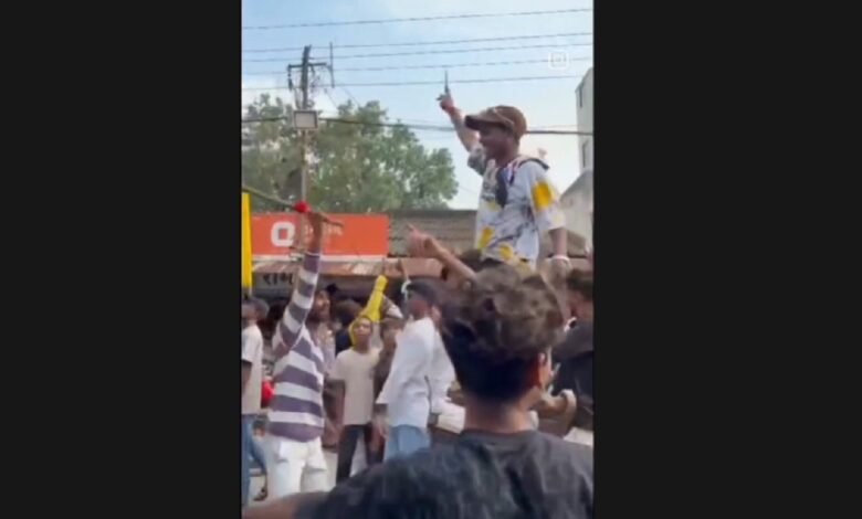 चाकू लहराते डांस: इंस्टाग्राम पर चाकू लहराते डांस का वीडियो वायरल, सकरी में दो युवक गिरफ्तार..... 1 चाकू लहराते डांस