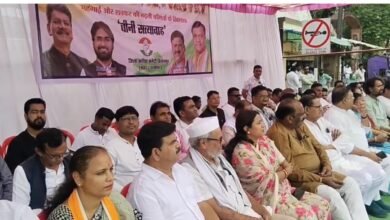 चीनी सत्याग्रह: चीनी के बढ़ते दाम पर कांग्रेस का हल्लाबोल, नेहरू चौक में किया सत्याग्रह. 2 चीनी सत्याग्रह