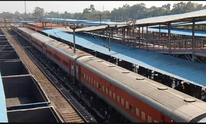 परिचालक बर्खास्त: लालखदान रेल हादसे में सीआरएस की प्रारंभिक रिपोर्ट, चालक और महिला परिचालक दोषी 1 परिचालक बर्खास्त