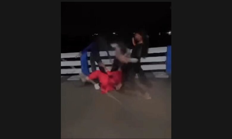मारपीट: बिलासपुर में युवतियों के बीच जमकर मारपीट, लात-घूंसे चलाने का VIDEO वायरल 1 मारपीट