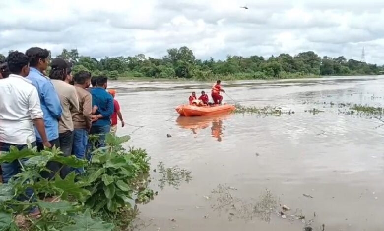 शव बरामद: अरपा नदी में नहाने गए दो किशोर गहरे पानी में डूबे, एक का शव बरामद, दूसरे की तलाश जारी 1 शव बरामद
