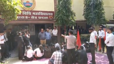 छात्र प्रदर्शन: डीपी विप्र लॉ कॉलेज में छात्रों का हंगामा, मारपीट और एनएसएस व्यवस्था को लेकर उठाए सवाल 2 छात्र प्रदर्शन