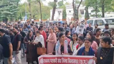 पटवारी हड़ताल: 16वें दिन भी जारी पटवारियों की अनिश्चितकालीन हड़ताल, मांगों को लेकर सौंपा ज्ञापन 2 पटवारी हड़ताल