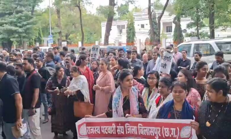 पटवारी हड़ताल: 16वें दिन भी जारी पटवारियों की अनिश्चितकालीन हड़ताल, मांगों को लेकर सौंपा ज्ञापन 1 पटवारी हड़ताल