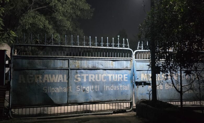 फैक्ट्री में हादसा: सिलपहरी औद्योगिक क्षेत्र की अग्रवाल स्ट्रक्चर फैक्ट्री में हादसा, एचपी लोडर की चपेट में आने से युवक की मौत. 1 फैक्ट्री में हादसा