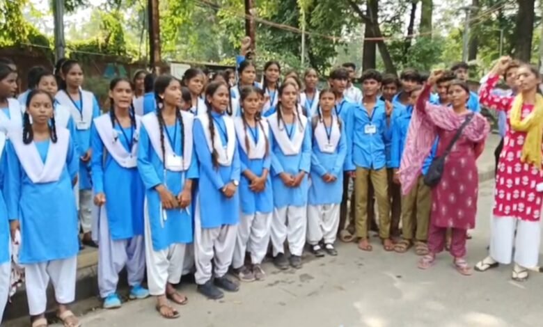 विद्यार्थियों का प्रदर्शन: मल्हार स्कूल के विद्यार्थियों का प्रदर्शन 1 विद्यार्थियों का प्रदर्शन
